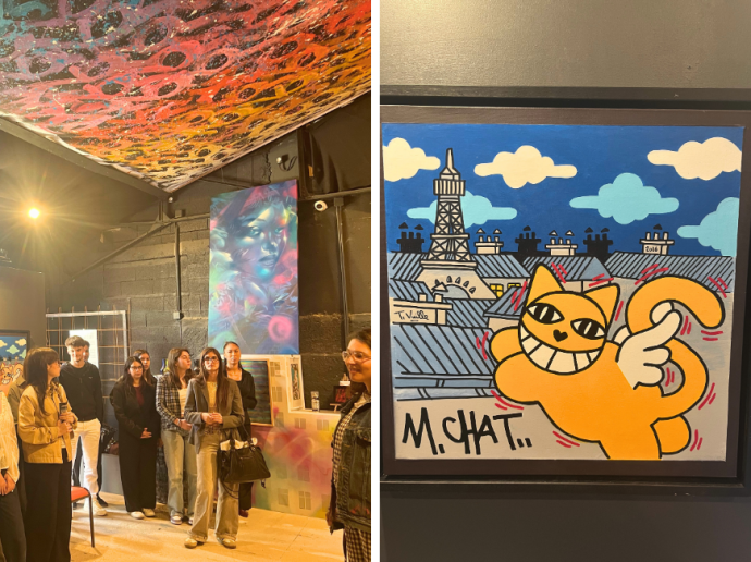 Image divisée en deux parties : à gauche, un groupe de personnes dans une galerie d'art contemporaine aux murs sombres, observant des œuvres colorées, dont une grande toile abstraite suspendue au plafond et un portrait coloré accroché au mur ; à droite, un tableau représentant un grand chat jaune souriant avec des ailes, signé M. Chat, sur fond de toits parisiens et de la Tour Eiffel sous un ciel bleu.