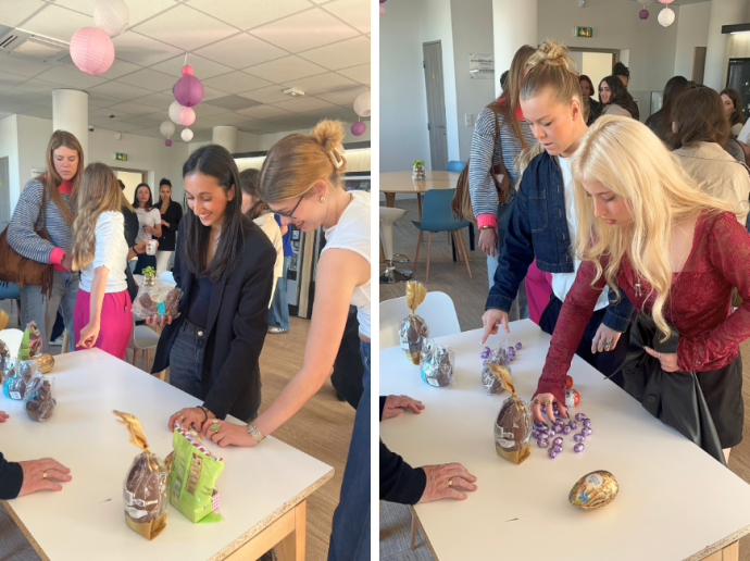 Deux photos montrent un groupe de jeunes femmes dans une pièce décorée de lampions roses et blancs au plafond. Elles se tiennent autour d'une table blanche sur laquelle sont posés des œufs et lapins en chocolat, certains emballés dans du papier doré ou transparent. Les participantes semblent choisir ou attraper les chocolats, souriantes et concentrées sur l'activité. L'ambiance est conviviale et décontractée.
