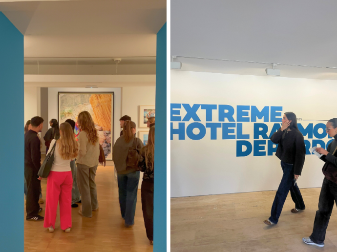 Photo composée de deux scènes dans une galerie d'art. À gauche, un groupe de personnes observe des œuvres accrochées au mur, dont un grand tableau coloré ; certaines discutent, d'autres regardent attentivement les œuvres. À droite, deux personnes marchent devant un mur blanc couvert d'une grande inscription bleue « EXTREME HOTEL RAMON DEPOR... ». Le sol est en parquet et l’atmosphère semble animée et conviviale, typique d’une exposition artistique.