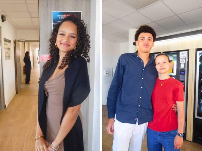 Montage de deux photos prises à l'intérieur d'un bâtiment. À gauche, une jeune femme avec des cheveux bouclés, souriante, porte une robe taupe et un châle noir, debout dans un couloir clair. À droite, deux jeunes hommes posent ensemble devant des distributeurs automatiques ; l'un est grand, porte une chemise marine et un pantalon clair, l'autre porte un t-shirt rouge et un jean, avec le bras autour de son ami.