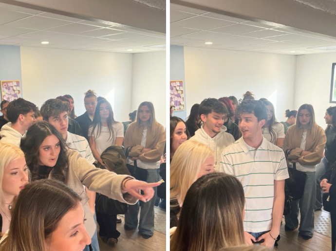 Deux photos côte à côte montrant un groupe de jeunes adultes dans une pièce lumineuse, avec des murs blancs et un plafond à dalles. Sur la photo de gauche, une jeune femme aux cheveux bruns pointe du doigt vers la droite, attirant l'attention des autres. Plusieurs personnes, dont certaines avec des cheveux blonds ou attachés, se tiennent autour d'elle, certaines semblent surprises ou interrogatives. Sur la photo de droite, le groupe est dans une position légèrement différente, certains jeunes discutent ou s