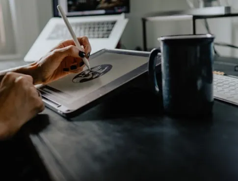 Devenir directeur artistique : pourquoi choisir la formation de l’ISCOM ?