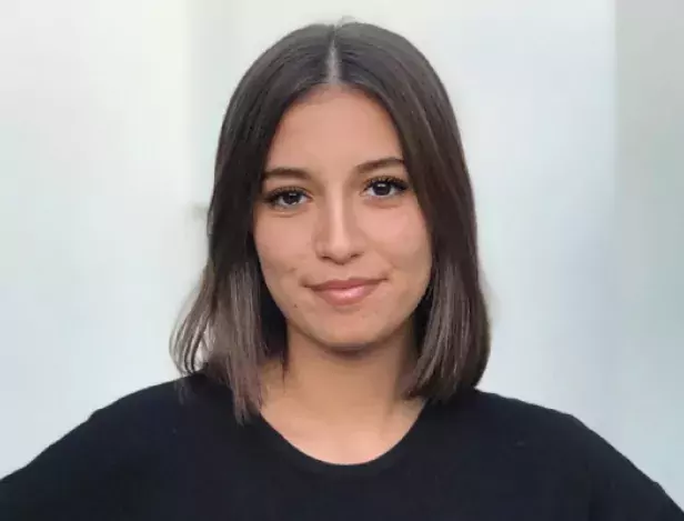 Louise,-étudiante-en-2ème-année-à-l'ISCOM-Toulouse