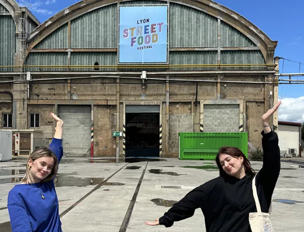 Anna-et-Camille,-étudiantes-à-l'ISCOM-Lyon-et-en-stage-au-Lyon-Street-Food-Festival