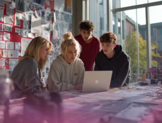 Étudiants-de-l’ISCOM-collaborant-à-la-préparation-d’un-projet-événementiel-sur-le-campus