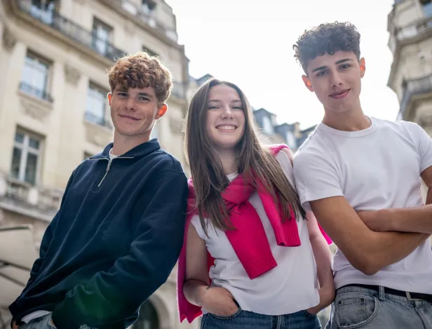 Étudiants-en-cours-sur-le-campus-de-l’ISCOM