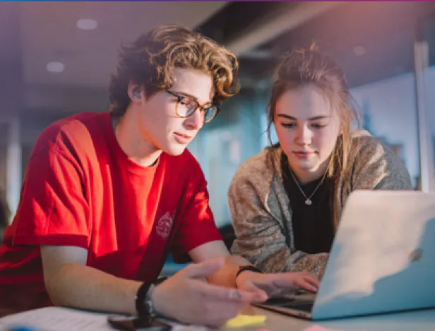 deux-etudiants-mba-communication-iscom