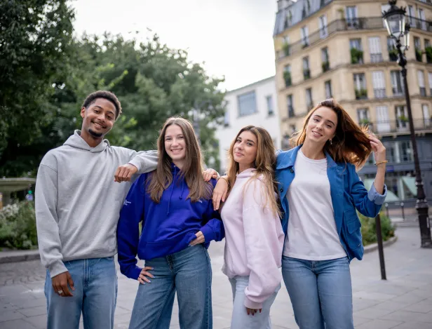 Étudiants-ISCOM-en-5ème-année-analysant-des-données-et-graphiques-de-performance-e-commerce-lors-d'un-workshop